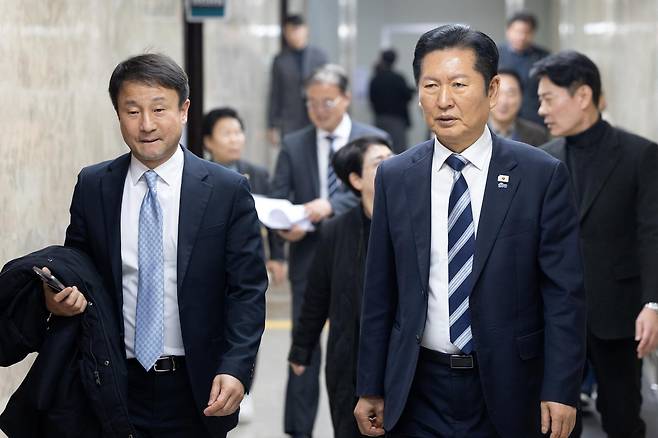 정청래 더불어민주당 대표와 한병도 원내대표가 22일 서울 여의도 국회에서 열린 비공개 정책 의원총회에 참석하고 있다. 2026.2.22 ⓒ 뉴스1