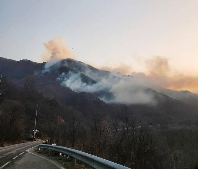 지난 21일 경남 함양군 마천면 창원리 야산에 불이나 연기가 피어오르고 있다. 경남소방본부 제공