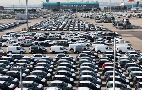 평택항에서 선적을 기다리고 있는 자동차들. 연합뉴스