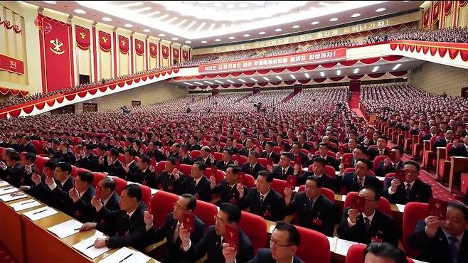 지난 19일 평양 4ㆍ25문화회관에서 노동당 제9차 대회가 열리고 있다. 5000여명의 참석자들이 수여 받은 당대회 대표자 신분증을 들고 있다. 조선중앙TV/연합뉴스