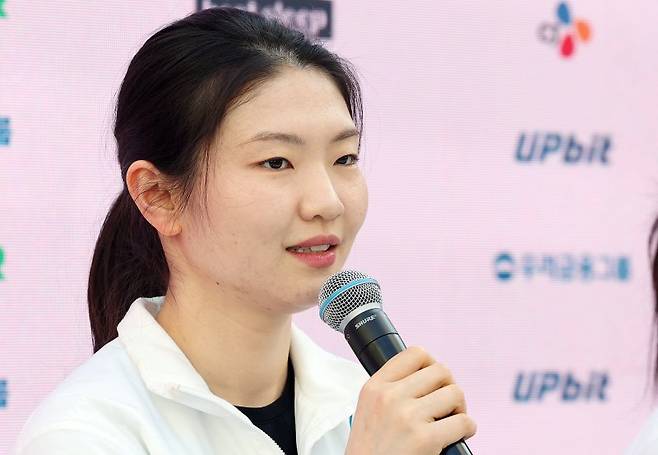 쇼트트랙 여자 3000m 계주 금메달을 획득한 심석희가 21일(현지시간) 이탈리아 밀라노의 빌라 네키 캄필리오(Villa Necchi Campiglio)에 마련된 코리아하우스에서 열린 기자회견에서 취재진 질문에 답하고 있다.뉴스1