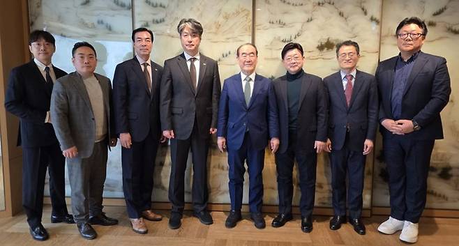 한국 바둑과 태권도를 대표하는 두 기관인 한국기원과 태권도진흥재단이 2026년 들어 두 차례 고위 임원 회동을 갖고 두 기관의 공동 해외 진출에 합의한 후 기념사진을 촬영하고 있다. 왼쪽 세번째부터 신성일 사무총장, 김중헌 이사장(이상 태권도진흥재단), 정태순 이사장, 최채우 이사, 양재호 사무총장(이상 한국기원). 한국기원 제공
