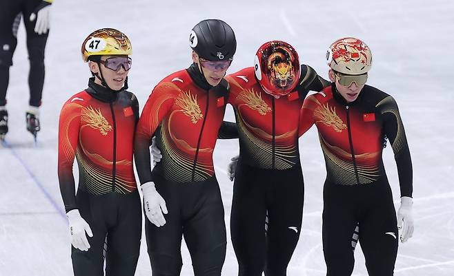 중국 쇼트트랙 선수 린샤오쥔(한국명 임효준)이 20일(현지시간) 이탈리아 밀라노 아이스 스케이팅 아레나에서 열린 2026 밀라노·코르티나담페초 동계올림픽 쇼트트랙 남자 5000m 계주 결승B에서 1위를 기록한 후 기뻐하고 있다.뉴스1