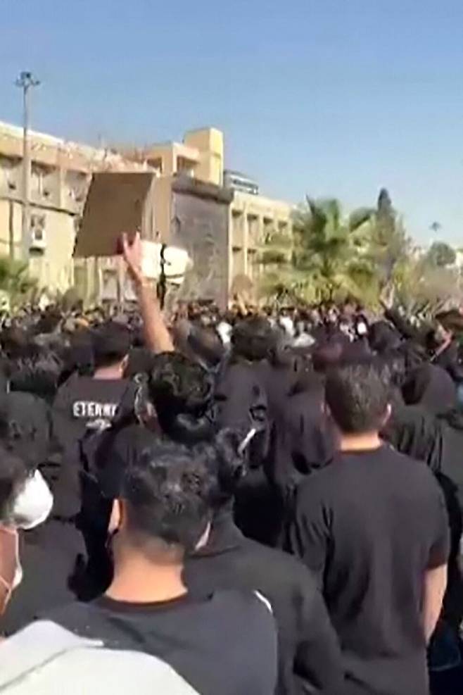 21일(현지시각) 이란 테헤란 아미르카비르 공과대학에서 시위가 열려 시위대가 “샤 만세”라고 외치고 있다. AFP 연합뉴스