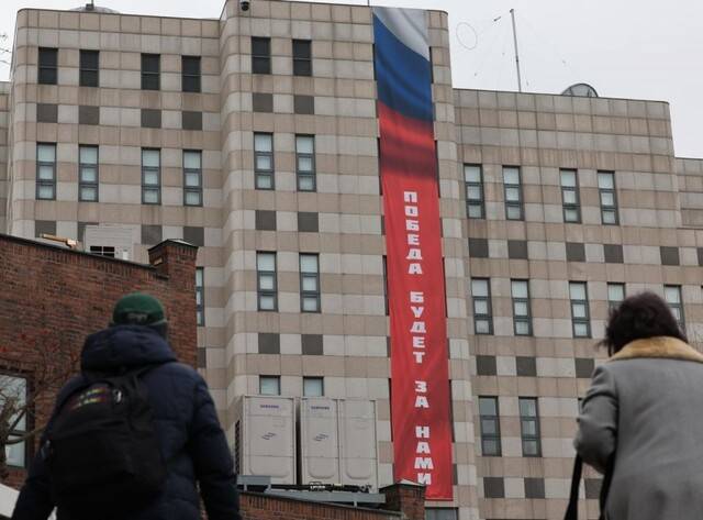 22일 서울 정동 러시아 대사관 외벽에 러시아어로 ‘승리는 우리의 것이다’라고 적은 대형 현수막이 걸려 있다. 연합뉴스