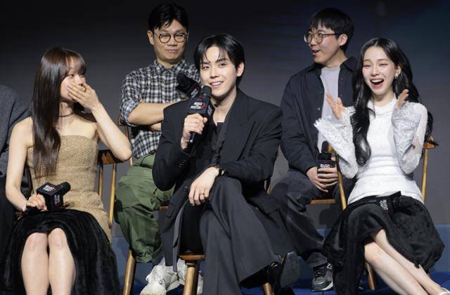 배우 김도훈이 예능 제작발표회 도중 그룹 에스파 멤버 카리나와 스킨십을 했다는 의혹에 대해 직접 해명했다. 뉴스1