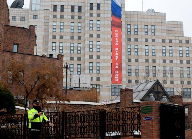 러시아의 우크라이나 침공으로 시작된 전쟁이 4주년을 이틀 앞둔 22일 서울 중구 주한 러시아 대사관 건물 벽에 러시아어로 '승리는 우리의 것이다'라고 쓰인 현수막이 걸려 있다. 뉴스1