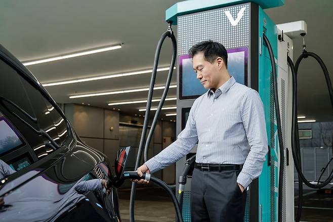 채비 전기차 충전기 '수퍼소닉'을 사용해 테슬라 차량에 충전하고 있다. 사진 채비