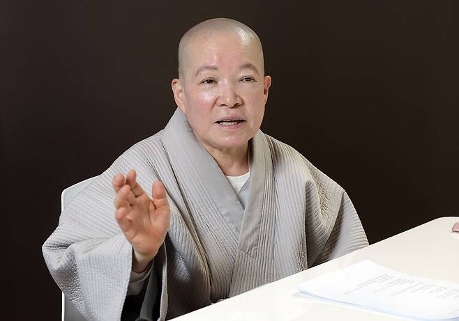 대해 스님은 "한국의 고유한 아름다움을 영화에 담으려고 애를 썼다. 세계인들에게 한국의 미를 보여주고 싶었다. 그래서 경주 월지와 사찰, 한옥 등을 배경으로 영화를 찍었다"고 말했다. 강정현 기자