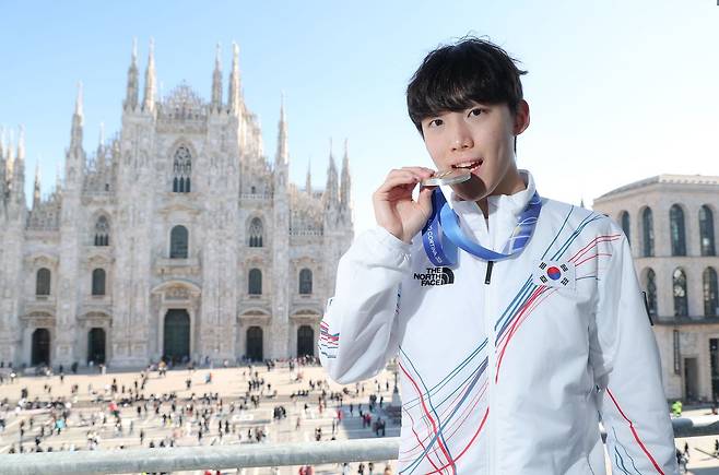 쇼트트랙 남자 5000m 계주에서 은메달을 획득한 임종언이 21일(현지시간) 이탈리아 밀라노 두오모 대성당 광장에서 중앙일보와 인터뷰 하고 있다. 김종호 기자 20260221