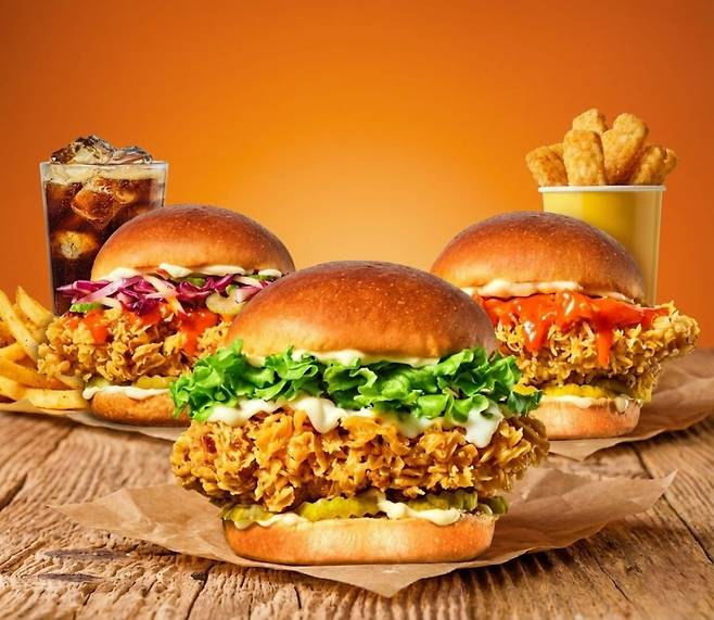 bhc가 판매하는 '코울슬로·클래식·콰삭' 치킨 버거 3종. 사진=다이닝브랜즈그룹