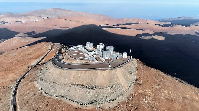 칠레 파라날 천문대를 비행기에서 찍은 사진. 칠레 아타마카 사막 깊숙한 곳에 자리 잡고 있어 ‘광해’가 극히 적다. 유럽남방천문대(ESO) 제공