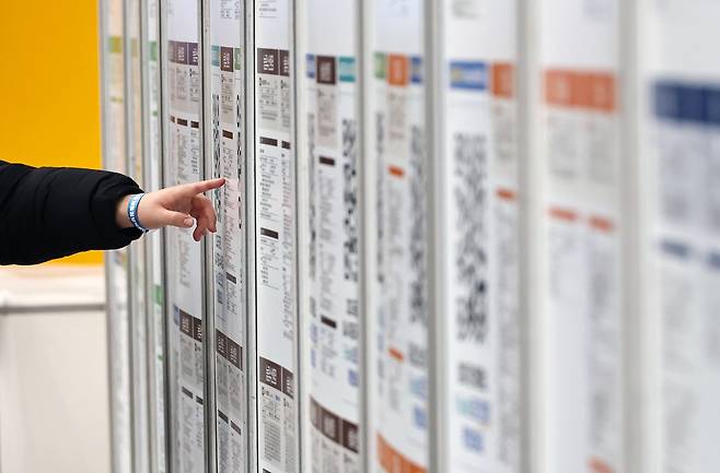 지난 1월 27일 서울 서초구 aT센터에서 열린 2026 공공기관 채용정보박람회에서 구직자들이 채용정보 게시판을 살펴보고 있다. 연합뉴스