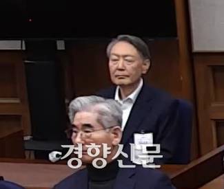 윤석열 전 대통령이 지난 19일 서울 서초구 서울중앙지법에서 열린  내란 우두머리 혐의 1심 선고공판에 출석한 모습. 이날 재판부는 윤 전 대통령에 무기징역을 선고했다. 서울중앙지법 제공