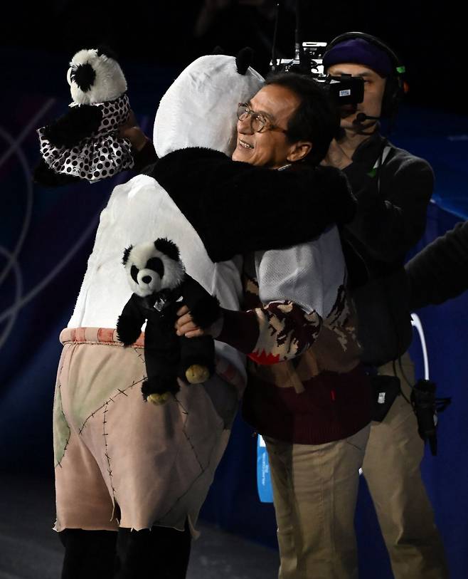 남자 피겨 싱글 금메달리스트 미카일 샤이도로프를 안아주는 성룡.