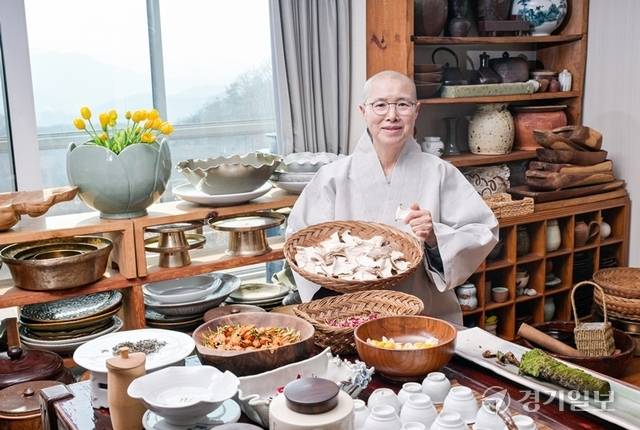 국내 사찰음식 명장 1호인 선재 스님이 경기일보와의 인터뷰에서 자연과의 조화를 중시하는 사찰음식에 대해 설명했다. 윤원규기자