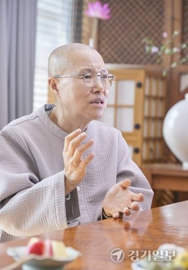 국내 사찰음식 명장 1호인 선재 스님이 경기일보와의 인터뷰에서 자연과의 조화를 중시하는 사찰음식에 대해 설명했다. 윤원규기자