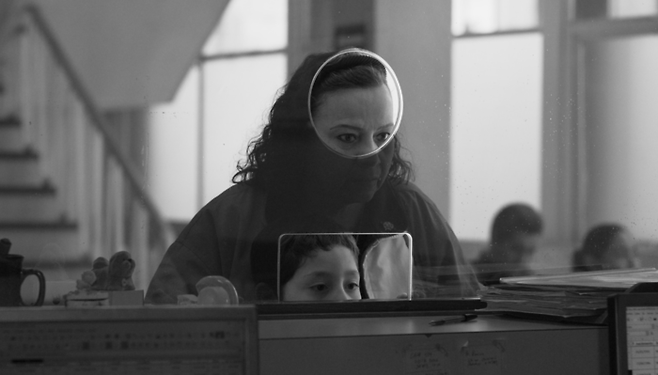 페르난도 에임브케 감독의 멕시코 영화 ‘모스카스’의 한 장면. 병원 앞에서 혼자 살아가는 노년 여성 올가는 만사가 귀찮고, 타인의 간섭을 싫어하면서도 수술비가 필요해 어쩔 수 없이 자신의 아파트의 방 하나를 세놓습니다. 가난한 세입자 툴리오가 혼자 쓰겠다며 방을 빌리지만, 실은 툴리오의 9세 아들 크리스티안이 몰래 살면서 갈등이 시작됩니다. [베를린영화제 홈페이지]