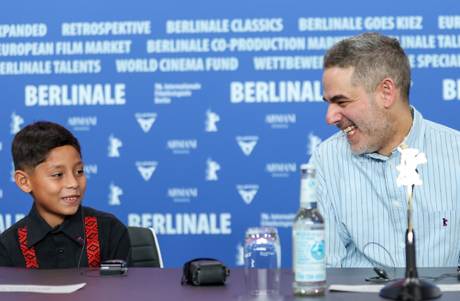 지난 20일(현지시간) 베를린영화제 기자회견에 참석한 페르난도 에임브케 감독(오른쪽)과 크리스티안 역을 맡은 바스티안 에스코바르. [로이터·연합뉴스]