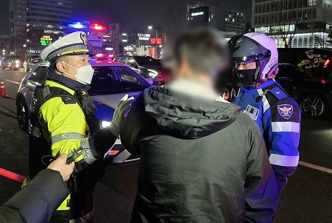 음주운전자를 단속 중인 경찰관. [연합뉴스]