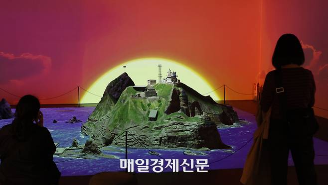 독도의 날을 하루 앞둔 지난해 10월 24일 서울 영등포 타임스퀘어 독도체험관이 재개장을 한 가운데 관람객들이 독도 디오라마를 살펴보고 있다. [사진=이승환 기자]