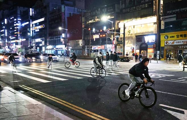 자전거 운전자들이 도로 한가운데서 주행하고 있다. 사진은 기사 내용과 관련 없음. [연합뉴스]