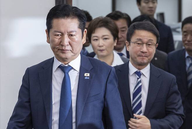 정청래 더불어민주당 대표와 한병도 원내대표, 최고위원들이 20일 국회에서 열린 최고위원회의에 입장하고 있다. [연합뉴스]