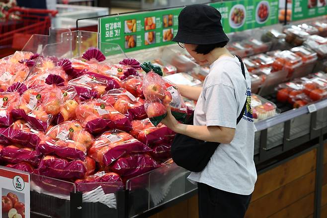 서울 시내 한 대형마트에서 시민들이 과일을 고르고 있다. [연합뉴스]