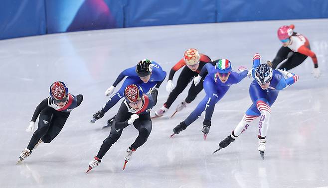 쇼트트랙 최민정과 김길리가 20일(현지시간) 이탈리아 밀라노 아이스 스케이팅 아레나에서 열린 2026 밀라노·코르티나담페초 동계올림픽 쇼트트랙 여자 1500m 결승에서 질주하고 있다. [뉴스1]