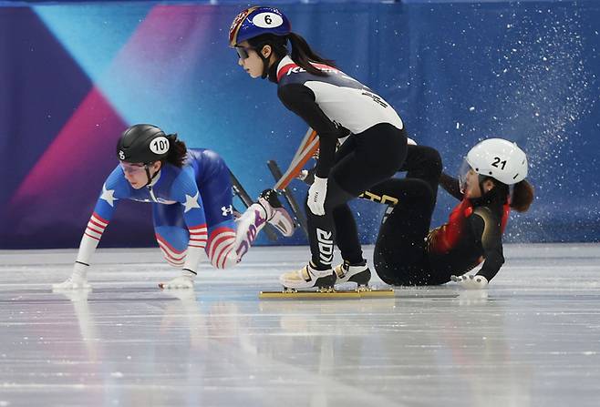 12일(현지시간) 이탈리아 밀라노 아이스스케이팅 아레나에서 열린 2026 밀라노ㆍ코르티나담페초 동계올림픽 쇼트트랙 여자 500m 준준결승에 출전한 한국 김길리가 충돌한 미국과 중국 선수를 지나고 있다. [연합뉴스]