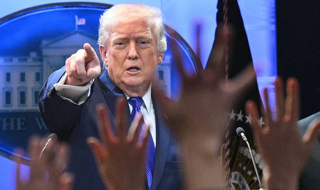 지난 20일(현지시간) 워싱턴 DC 백악관 브리핑룸에서 열린 기자회견에서 트럼프 미국 대통령에게 기자들이 질문을 하고 있다. [AFP = 연합뉴스]