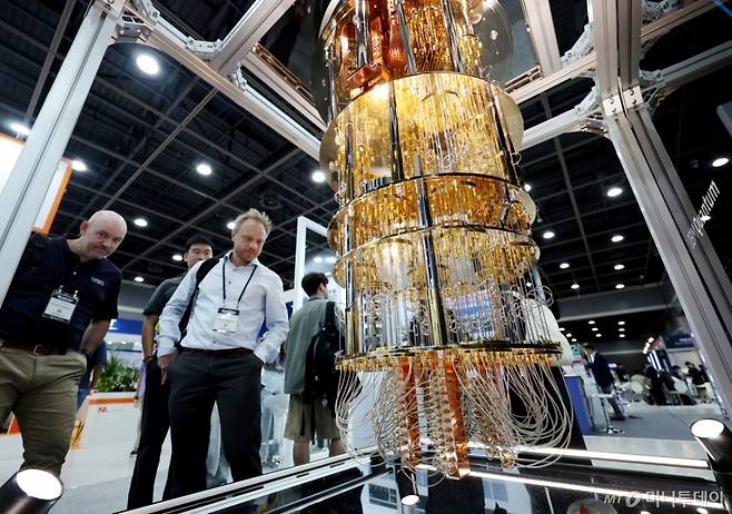 [서울=뉴시스] 김진아 기자 = 24일 서울 서초구 aT센터에서 열린 '퀀텀 코리아 2025'에서 관람객들이 IBM '퀀텀 시스템 원(Quantum System One)' 양자컴퓨터 모형에 대한 설명을 듣고 있다. 2025.06.24. bluesoda@newsis.com /사진=김진아