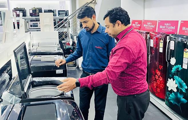 LG전자가 인도 고객의 취향, 라이프스타일, 구매력을 감안해 기획한 전용 가전 '에센셜 시리즈(Essential Series)'를 선보였다. 사진은 현지 가전 매장에서 판매 중인 에센셜 시리즈의 모습. /사진제공=LG전자