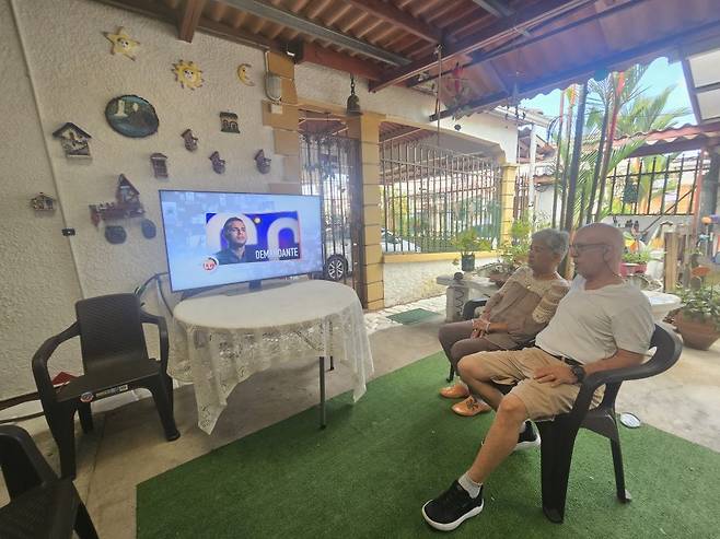 삼성전자는 ‘친환경 보상판매’ 프로그램에 따라 모랄레스 부부에게 새 삼성 TV를 전달했다. [삼성전자 뉴스룸]