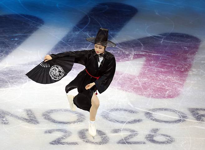 22일 이탈리아 밀라노 아이스스케이팅 아레나에서 열린 2026 밀라노-코르티나 동계올림픽 피겨스케이팅 갈라쇼에서 이해인이 ‘케이팝 데몬 헌터스’에 맞춰 연기를 펼치고 있다. [연합]