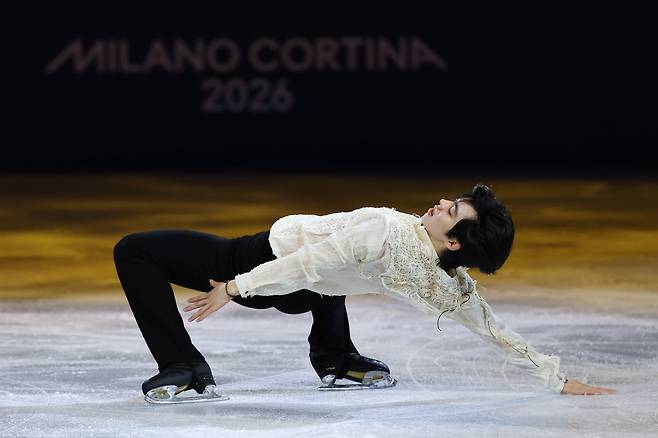 22일 이탈리아 밀라노 아이스스케이팅 아레나에서 열린 2026 밀라노-코르티나 동계올림픽 피겨스케이팅 갈라쇼에서 차준환이 송소희가 부른 ‘낫 어 드림’에 맞춰 연기를 펼치고 있다. [연합]