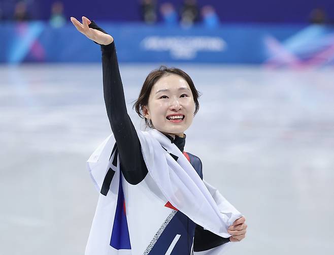 21일 이탈리아 밀라노 아이스스케이팅 아레나에서 열린 2026 밀라노·코르티나 동계올림픽 쇼트트랙 여자 1500m 결승에서 은메달을 획득한 최민정이 태극기를 들고 트랙을 돌고 있다. [연합]