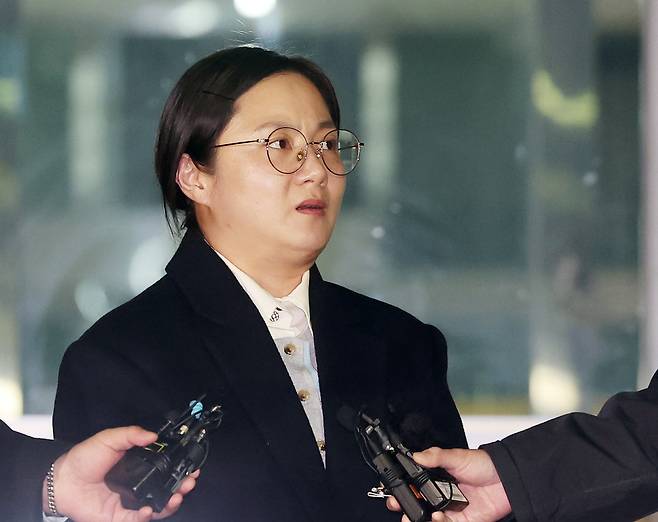 전직 매니저들에 대한 ‘갑질’과 불법 의료행위 의혹을 받는 방송인 박나래씨가 20일 경찰에 출석해 조사를 받은 뒤 서울 강남경찰서를 나서며 취재진 질문에 답하고 있다.[연합]