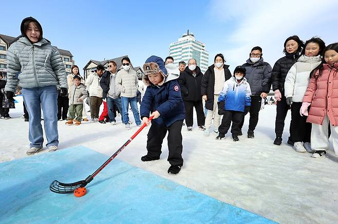 어린이 여행객의 아이스하키 체험