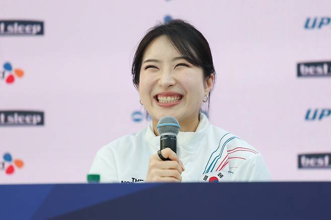 쇼트트랙 김길리가 22일(한국시간) 이탈리아 밀라노 코리아하우스에서 열린 기자회견에서 밝은 표정으로 취재진 질문에 답하고 있다. [연합]