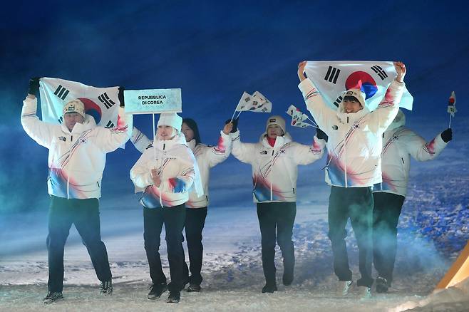 6일(현지시각) 2026 밀라노·코르티나담페초 동계올림픽 개회식에서 한국 선수들이 입장하는 모습. [게티이미지]