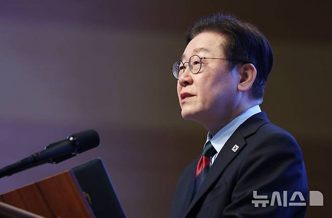 [대전=뉴시스] 최동준 기자 = 이재명 대통령이 20일 대전 유성구 카이스트(KAIST)에서 열린 학위수여식에서 축사하고 있다. (청와대통신사진기자단) 2026.02.20. photocdj@newsis.com