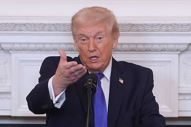 [워싱턴=AP/뉴시스]도널드 트럼프 미국 대통령이 지난 20일 미 워싱턴DC 백악관에서 전국 주지사 협회와 조찬행사에서 연설하고 있다. 미국 대법원이 상호관세·펜타닐관세 부과를 위법 판결한 가운데, 도널드 트럼프 행정부가 800달러 이하 저가 '소액 소포'에 대한 관세 부과 정책은 그대로 유지하기로 했다. 2026.02.22.