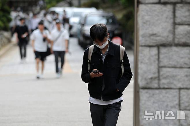 [서울=뉴시스]  2022년 5월 오후 서울 시내 한 중학교 앞에서 학생들이 스마트폰을 보면서 하교하는 모습. (사진=뉴시스 DB) 2022.05.25. photo@newsis.com **위 사진은 기사 내용과 관련 없습니다**