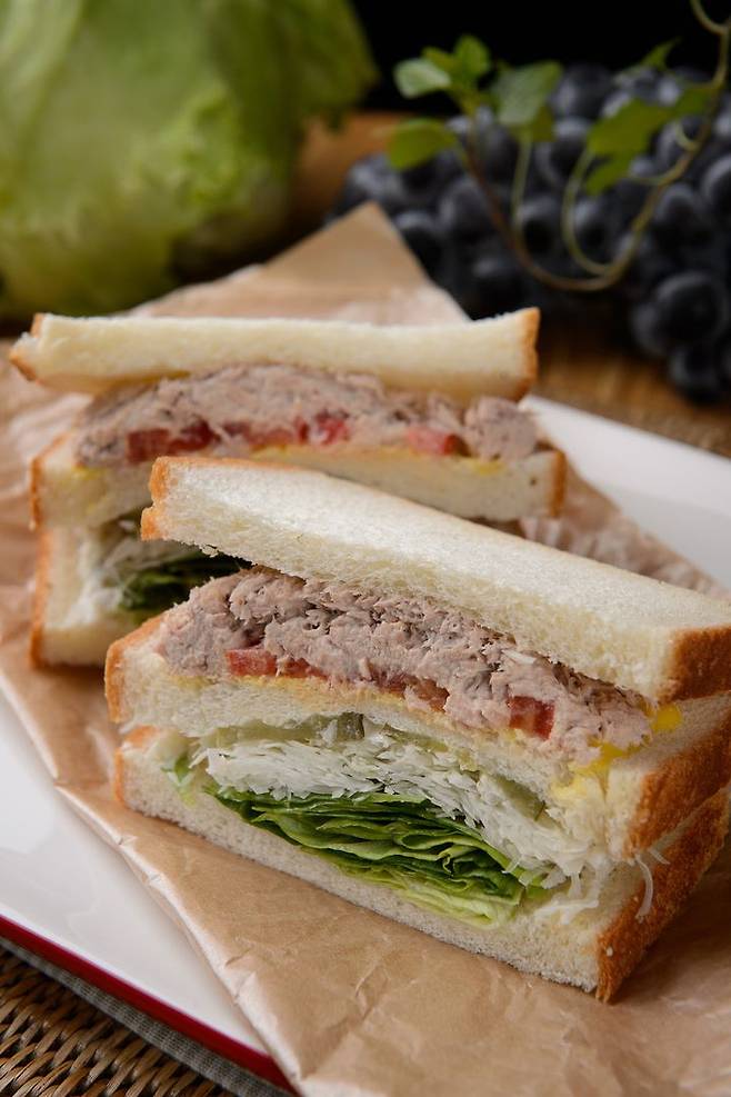 [서울=뉴시스] 20일 식품의약품안전처는 발간한 '2025 자주하는 질문집'에서 "즉석섭취식품(샌드위치) 제조 시 소비기한 임박한 원재료인 식빵을 사용해도 되나요?"라는 질문에 "소비기한의 연장을 목적으로 소비기한이 임박한 원료를 사용해 제조·가공하는 것은 바람직하지 않다"라고 안내했다. (사진=유모이미지 제공) 2026.02.20. photo@newsis.com *재판매 및 DB 금지