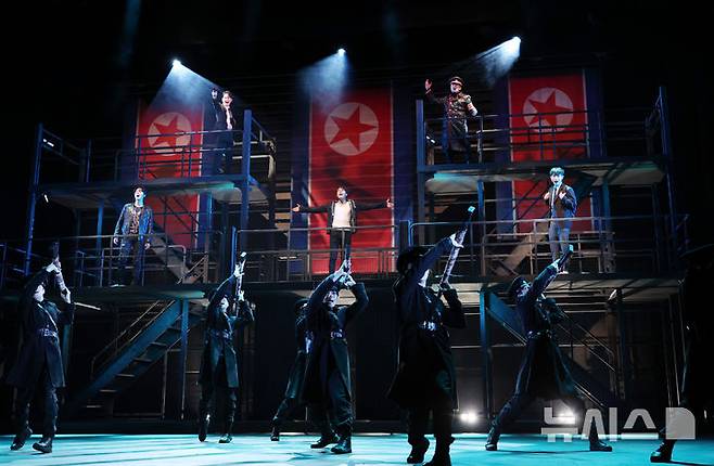 [서울=뉴시스] 김진아 기자 = 29일 오후 서울 종로구 NOL 씨어터 대학로 우리카드홀에서 열린 뮤지컬 '은밀하게 위대하게: THE LAST' 프레스콜에서 출연 배우들이 열연하고 있다. 2026.01.29. bluesoda@newsis.com