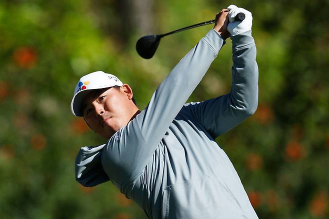[로스앤젤레스=AP/뉴시스] 김시우가 21일(현지 시간) 미 캘리포니아주 로스앤젤레스 퍼시픽 팰리세이즈의 리비에라 컨트리클럽에서 열린 미국프로골프(PGA) 투어 제네시스 인비테이셔널 3라운드 4번 홀에서 티샷하고 있다. 김시우는 중간 합계 3언더파 210타 공동 32위를 기록했다. 2026.02.22.