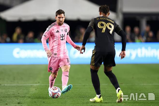 [로스앤젤레스=AP/뉴시스] 22일(한국 시간) 미국 프로축구 메이저리그사커(MLS) 로스앤젤레스FC(LAFC)와 인터 마이애미의 2026시즌 개막전에 출전한 리오넬 메시. 2026.02.22.