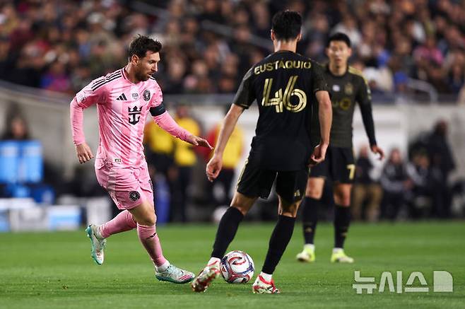 [로스앤젤레스=AP/뉴시스] 22일(한국 시간) 미국 프로축구 메이저리그사커(MLS) 로스앤젤레스FC(LAFC)와 인터 마이애미의 2026시즌 개막전에 출전한 리오넬 메시와 손흥민. 2026.02.22.