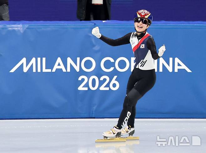 [밀라노=뉴시스] 박주성 기자 = 20일 (현지 시간) 이탈리아 밀라노 아이스 스케이팅 아레나 경기장에서 열린 2026 밀라노·코르티나담페초 동계올림픽 쇼트트랙 여자 1500m 결승에서 김길리가 금메달을 획득한 뒤 기뻐하고 있다. 2026.02.21. park7691@newsis.com